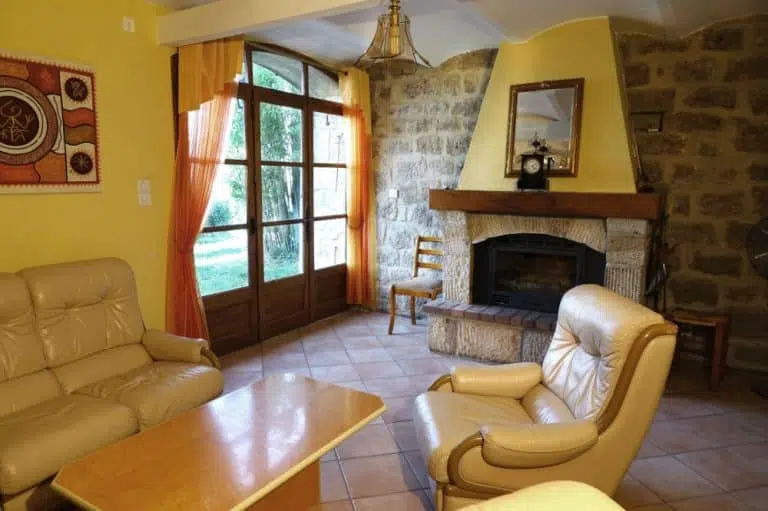 salon vers fenetre cheminee